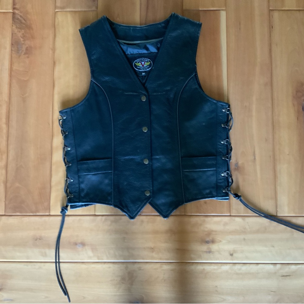 Victory motorcycle black leather vest size M NWOT